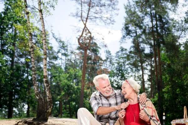 Šťastná žena položí na teplou deku a se smíchem — Stock fotografie