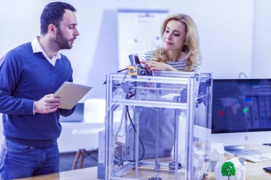 Teknik destek şirkette çalışan yetkili mühendis