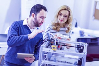 Proje ortağı ile tartışırken özenli kadın kişi