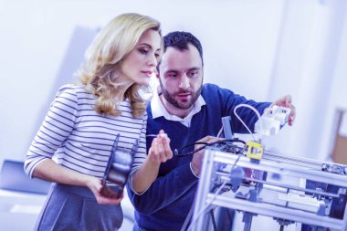 3d printerlere harcama maddeler çalışmalarını kontrol işçi konsantre
