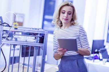 Kadın kişi onun tablet vasıl bakarak konsantre