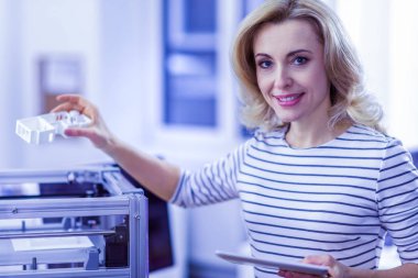 Kameraya bakarak kadın büyüleyici portre