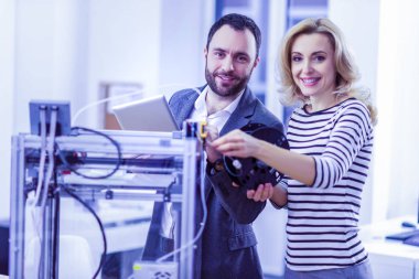 Doğruca kameraya bakarak olumlu memnun işçi