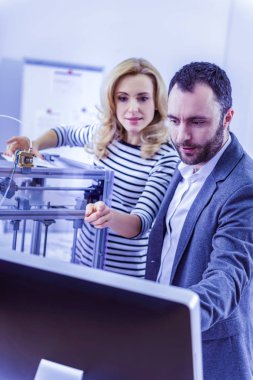 Genç insanlar modern öğretim video izlerken konsantre