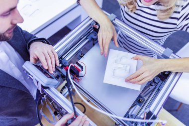 Ciddi ofis çalışanları test onların 3d printerlere harcama maddeler