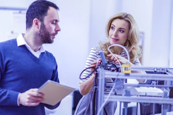 Hombre atento que escucha a su colega — Foto de Stock