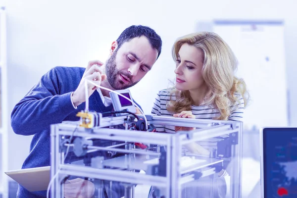 Colegas serios trabajando juntos en su investigación — Foto de Stock