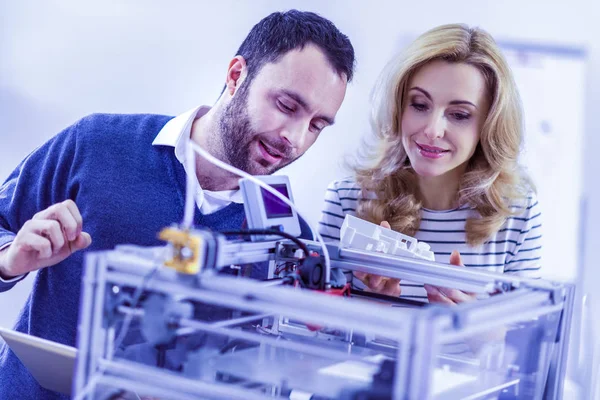 Positivo casal encantado trabalhando juntos em laboratório — Fotografia de Stock