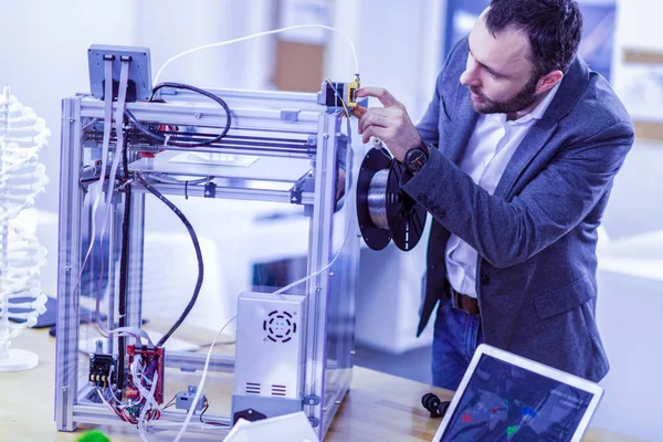 Kompetenter Meister beim Versuch, den 3D-Drucker einzuschalten — Stockfoto