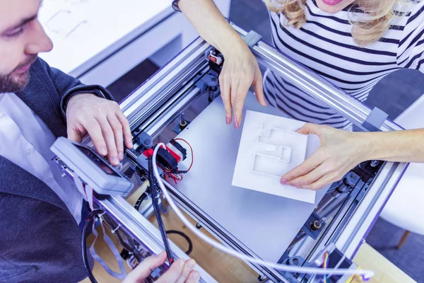 Seriöse Büroangestellte testen ihren 3D-Drucker — Stockfoto