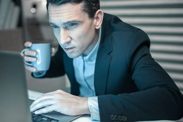 Attente financieel controleur controleren weekstaat van een onderneming — Stockfoto