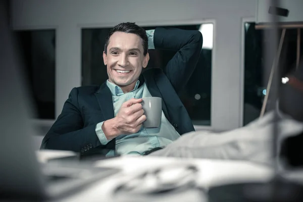 Sorrindo bom homem segurando uma xícara de café — Fotografia de Stock