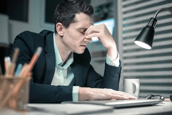 Fleißige Praktikantin arbeitet spät im Büro — Stockfoto