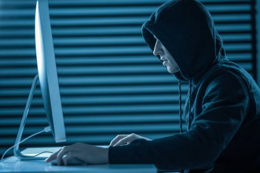 Güvenli sistem Hack kukuleta gizemli adam