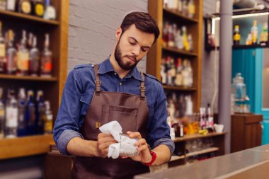 Genç barmen gözlük temizlerken konsantre arıyorsunuz