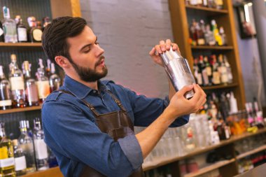Dikkatli barmen kokteyller yaparken konsantre arıyorsunuz
