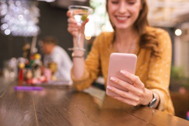 Gülümseyen ve onun smartphone vasıl seyir olumlu kız