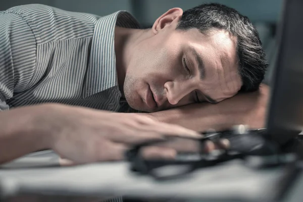 Zmęczony pracownik przystojny, spanie w urzędzie — Zdjęcie stockowe
