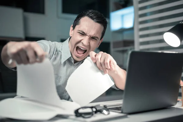 Angry young man vernietiging van zijn mislukte ontwerpen — Stockfoto