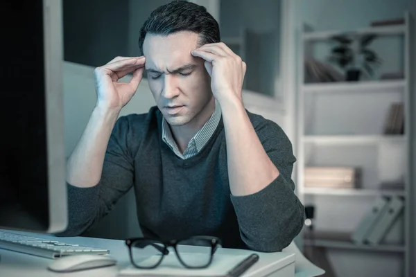 Tratando Relajarme Joven Inteligente Cansado Relajándose Masajeando Sus Sienes Sintiéndose — Foto de Stock