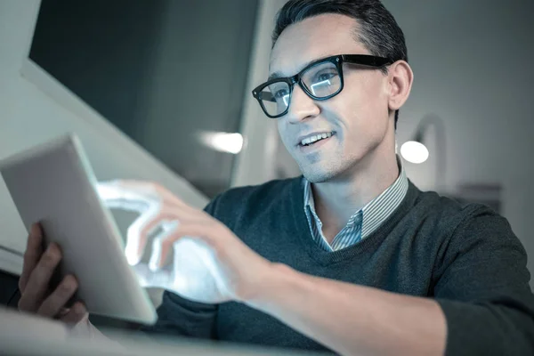 태블릿에 보고 하는 안경에 웃는 남자 — 스톡 사진