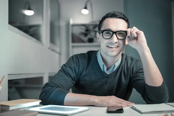 Trevlig ung praktikant glasögon medan du arbetar på kontoret — Stockfoto