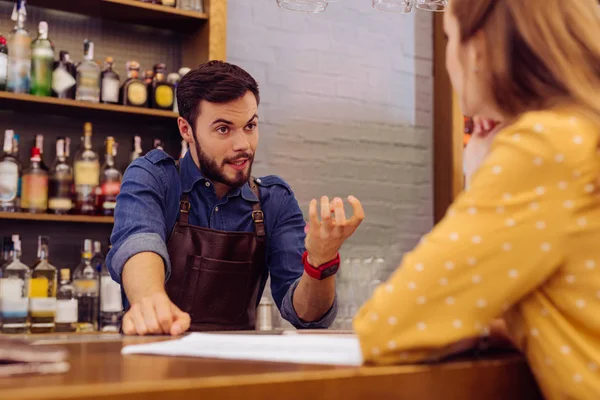 Néztem a látogató, és elmagyarázza a receptek a koktélok nyugodt csapos — Stock Fotó