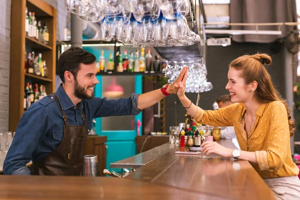 Dát Pět Pozitivní Dívka Sedící Baru Čítače Dávat Pět Barman — Stock fotografie