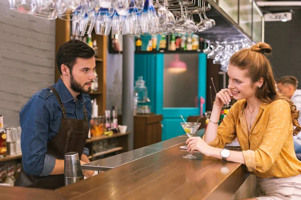 Krásná mladá dívka s úsměvem a flirtování s barman — Stock fotografie