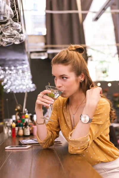 Menina bonito beber álcool e olhando para o barman — Fotografia de Stock