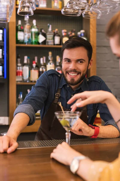 Bonito barman sorrindo e flertando com o jovem visitante — Fotografia de Stock