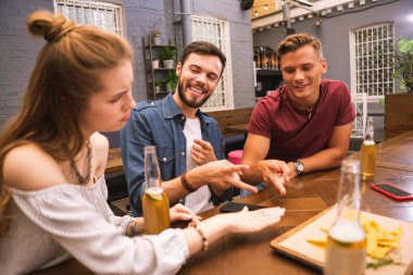 Maçı kaybettiği zaman genç kız duygu üzgün