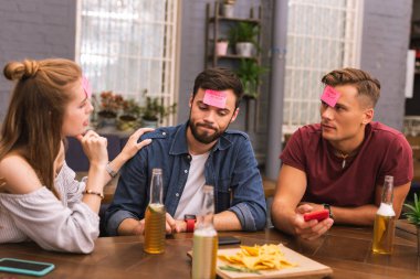 Gençler oyun Word'de tahmin ederken çatık