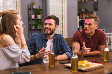 Heyecan arkadaş barda oyun oynarken eğleniyor