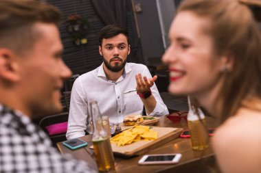 Arkadaşları flört görürken duygu kızgın genç adam