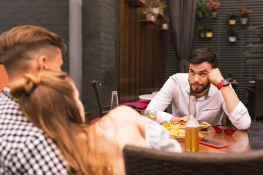 Çatık ve romantik arkadaşları ile bıkkın duygu genç adam