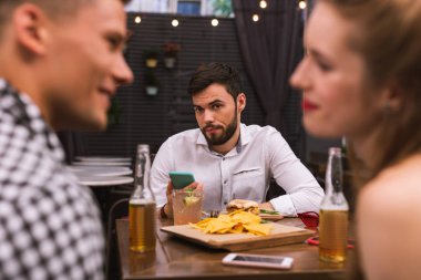 Ciddi adam flört iki arkadaşı çatık