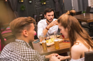 Genç adam onun arkadaşlar flört ederken garip hissi