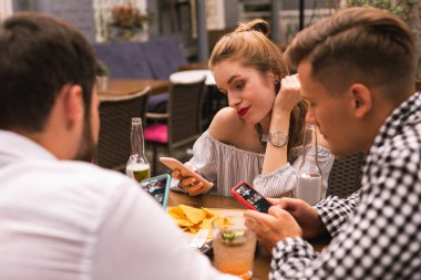 Sakin insanlar birlikte otururken Gadget arıyorum