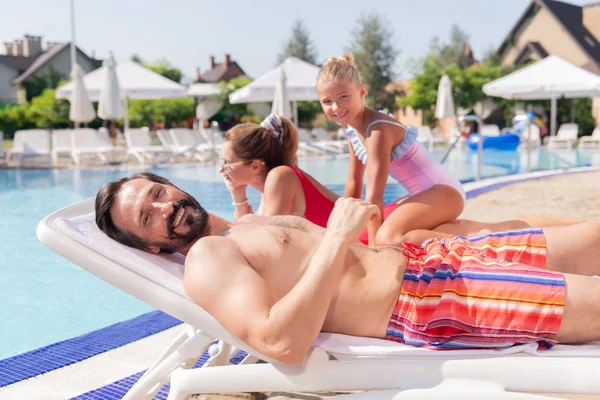 Feliz hombre alegre descansando en la cama de la playa — Foto de Stock