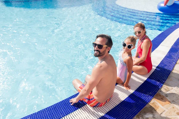 Ovanifrån av en positiv glad familj — Stockfoto