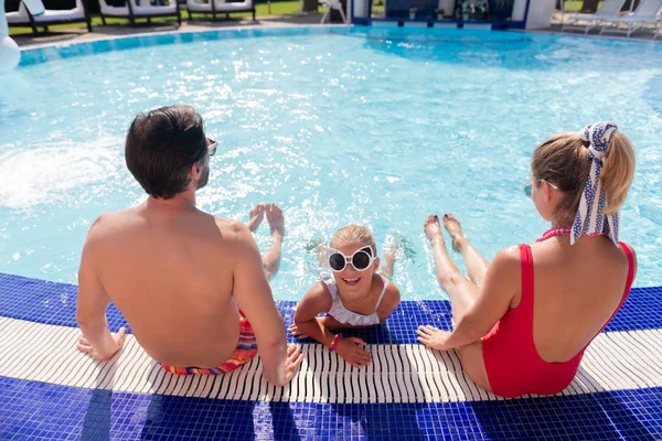 Heureuse fille heureuse d'être avec ses parents — Photo