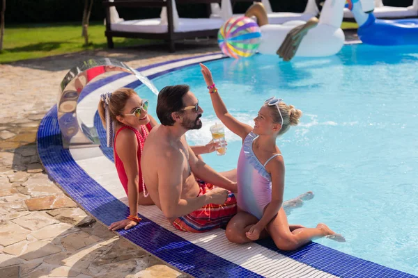 Encantado hombre agradable mirando a su hija — Foto de Stock