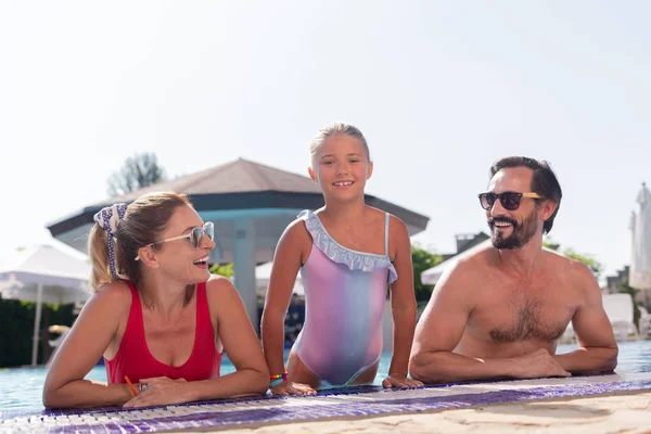 Encantada família feliz desfrutando de suas férias de verão — Fotografia de Stock