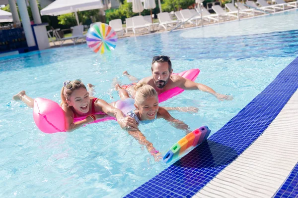 Buena chica positiva nadando en la piscina — Foto de Stock