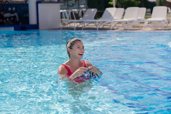 Ευτυχής ευτυχής νεαρή γυναίκα το κολύμπι στην πισίνα — Φωτογραφία Αρχείου