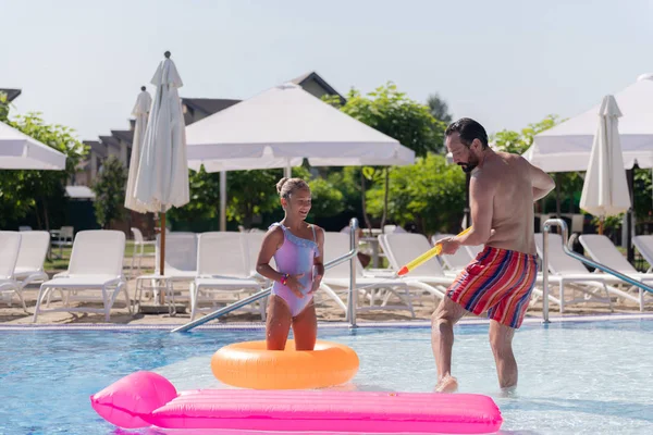 Bonito hombre guapo jugando con su hija — Foto de Stock