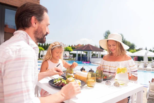 Vrolijke positieve familie hebben hun maaltijd samen — Stockfoto