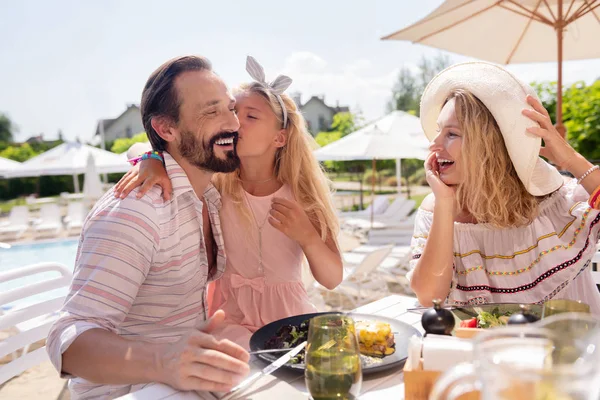 Encantada chica agradable feliz expresando su amor — Foto de Stock