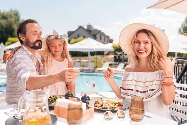 Blij positieve familie genieten van hun maaltijd samen — Stockfoto